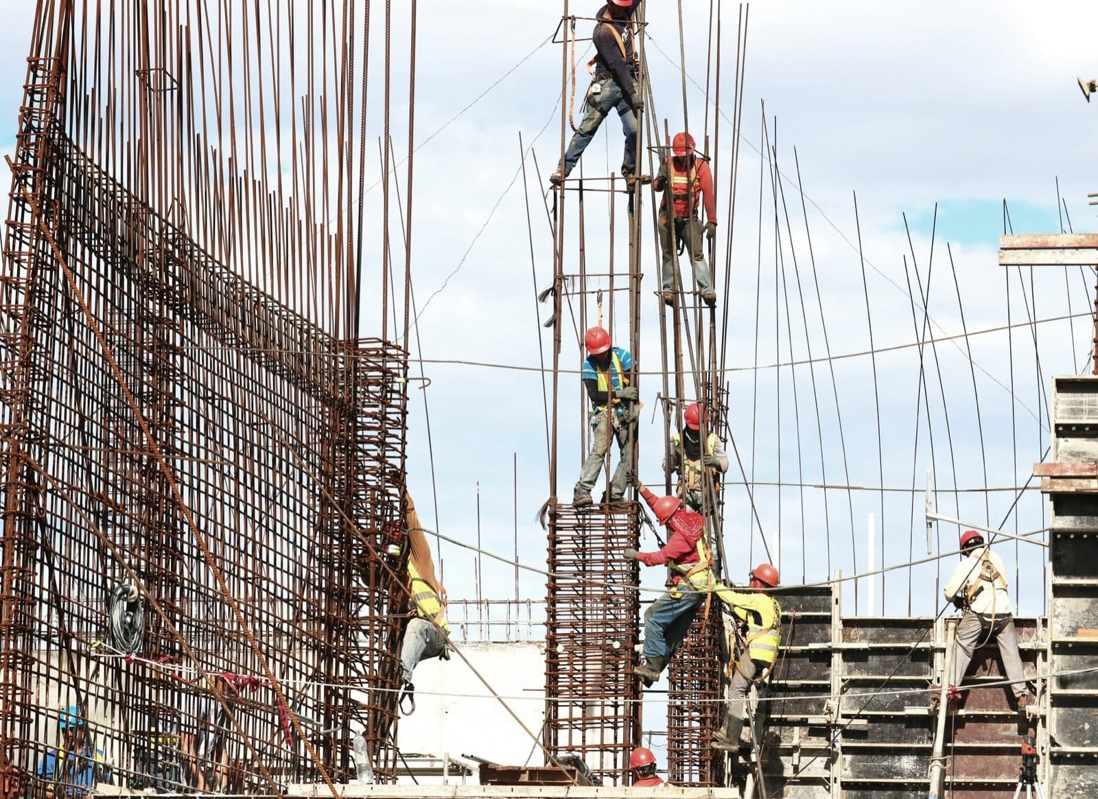 Bouwvakkers aan het werk op een betonnen constructie