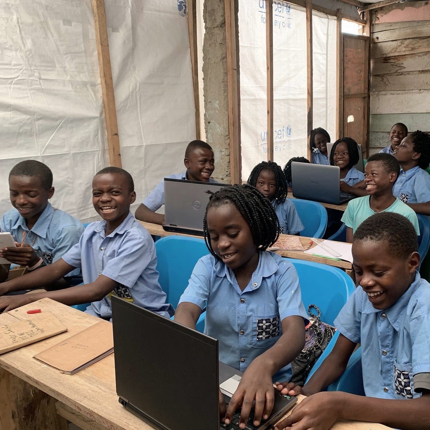 Kinderen in Oeganda werken op laptops in een klaslokaal