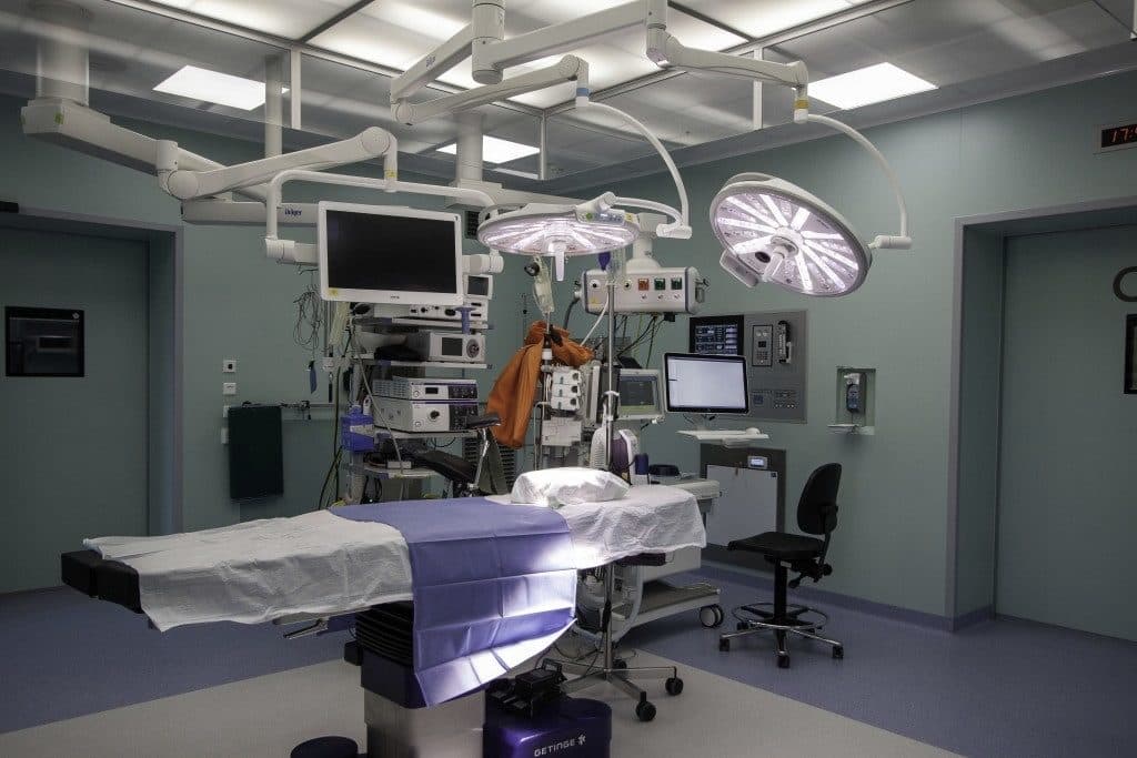 Een moderne operatiekamer met medische apparatuur