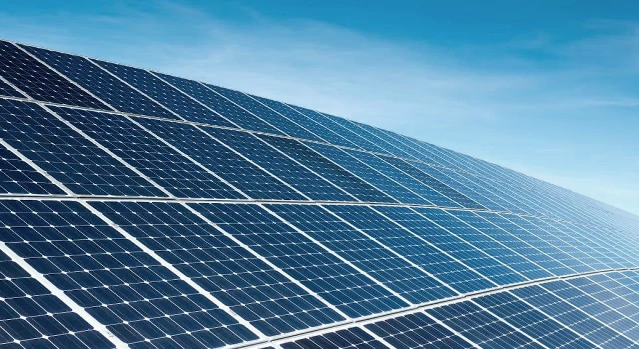 Zonnepanelen tegen een blauwe lucht