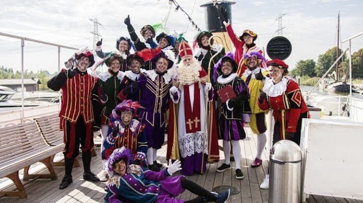 Sinterklaas en pieten van MijterEvents op een boot